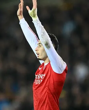 Martinelli s’excuse après avoir poussé Bradley, finalement sorti sur civière, Slot prend sa défense