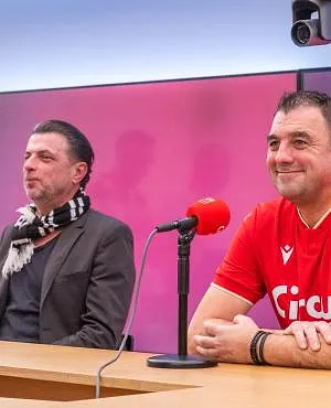 « Il n’y a pas photo » : Marc Delire lance le choc wallon dans « Top Pronos », avec un fan de Charleroi et un du Standard !