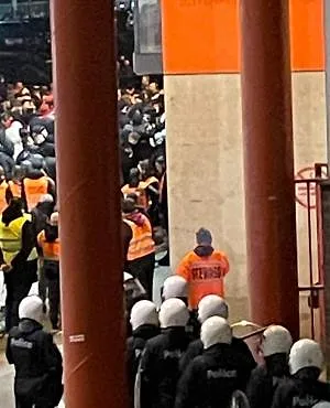 Débordement à Sclessin : des Ultras ont réussi à rentrer dans le vestiaire des Rouches !