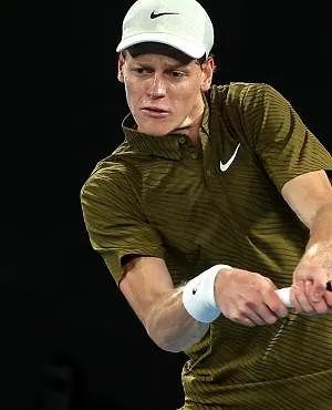 Open d’Australie : Jannik Sinner triomphe de Ben Shelton en trois sets et rejoint Novak en demi