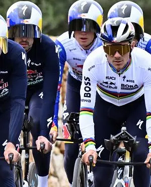 Première course et première victoire pour Remco Evenepoel version Red Bull !