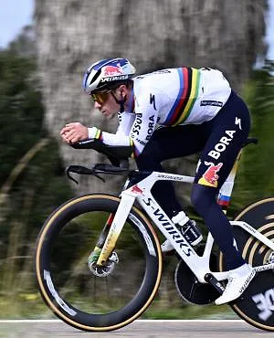 « C’est bon pour le moral » : Remco Evenepoel satisfait de cette première victoire pour Red Bull