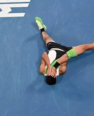 Open d’Australie : Carlos Alcaraz s’impose en finale face à Novak Djokovic et remporte son premier trophée à Melbourne !