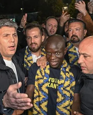 L’accueil totalement dingue des supporters du Fenerbahce pour Ngolo Kanté