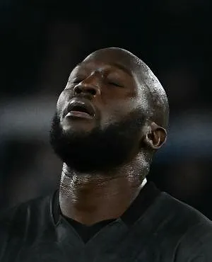 Rentré en jeu, Lukaku rate un penalty : Naples est éliminé de la Coupe par Côme aux tirs au but