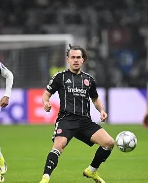 Une longue absence est crainte pour Arthur Theate, touché au genou à l’entrainement