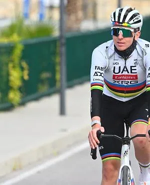 « Vous attendez deux minutes ou vous me montrez votre doigt d’honneur ? » : Pogacar fâché sur un fan à qui il demande d’attendre pour une photo