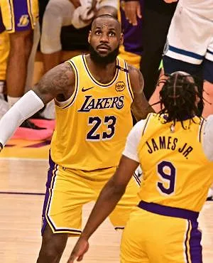 Increvable, LeBron James bat un nouveau record à 41 ans