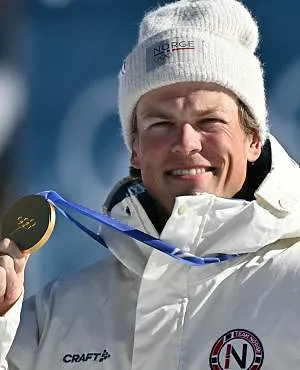 Huitième médaille d’or pour Johannes Klaebo, qui égale le record de titres aux JO d’hiver - Javier SORIANO / AFP