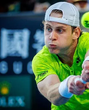 Zizou Bergs opposé à un des meilleurs serveurs du monde à Doha