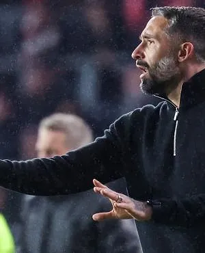 « C’est un cirque permanent » : Marc Delire préface Anderlecht – La Louvière avec deux fans dans « Top Prono »