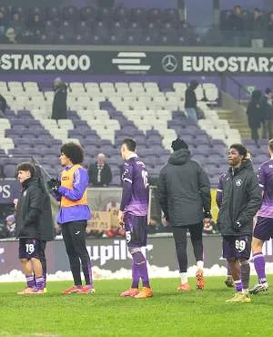 Les joueurs d’Anderlecht ont fait un tour d’honneur… devant un stade vide (video)