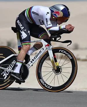 Coup double pour Remco Evenepoel à l’UAE Tour : il remporte le contre-la-montre et prend le maillot de leader !