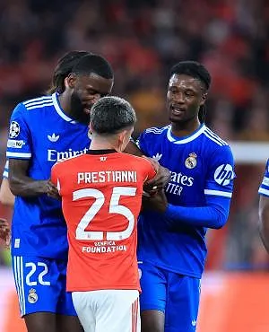 « Prestianni l’a traité de singe » : Courtois vole au secours de Vinicius, Benfica défend son joueur !