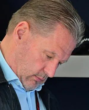 « Plus d’essence que de sang » : Jos Verstappen évoque la motivation intacte de Max