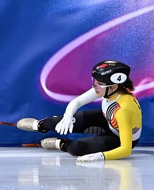 JO 2026 : Grosse désillusion pour Hanne Desmet qui chute en demi-finale du short-track, Tineke den Dulk également éliminée