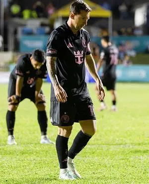 Les deux équipes en noir, Messi taclé par un steward : l’improbable match amical de l’Inter Miami