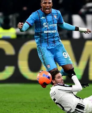 Un missile dans la lucarne depuis la ligne de touche : l’incroyable but de Folarunsho