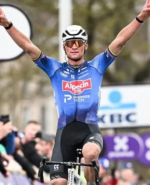 Mathieu Van der Poel brille et remporte le Circuit Het Nieuwsblad !