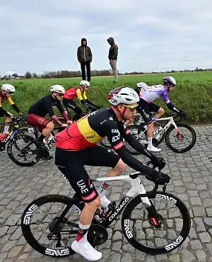 Grosse chute à Kuurne et abandon de Tim Wellens !