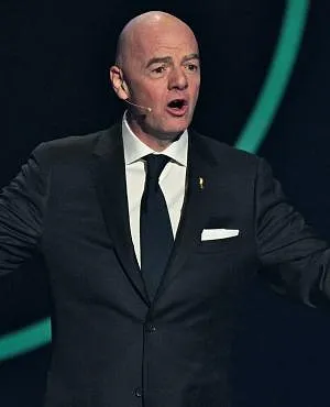 Infantino revient sur l’affaire Prestianni : « Si un joueur se couvre la bouche, il doit être exclu »