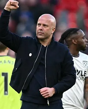 « On peut presque frapper le gardien au visage et l’arbitre dit : ‘Continuez’ » : Slot, pas fan de la Premier League