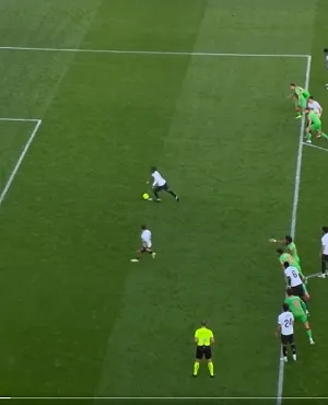 Son équipier est à sa hauteur alors qu’il n’a pas encore tiré, Ramazani doit retirer son penalty