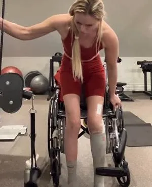 Un mois après son terrible accident, Lindsey Vonn est déjà de retour à la salle !