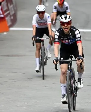 Strade Bianche dames : Elise Chabbey s’impose au bout d’une bataille à quatre, Kopecky et Vollering piégées