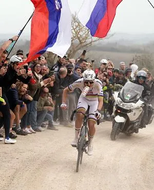 Tout simplement trop fort : Tadej Pogacar part en solo à 80 km de l’arrivée, et remporte pour la troisième fois consécutive, les Strade Bianche