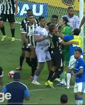 Un coup de poing de Hulk, 23 cartons rouges : un match tourne à la bagarre générale au Brésil