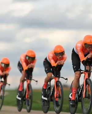 Paris-Nice : INEOS Grenadiers, les plus forts sur le « chrono » par équipes, Juan Ayuso maillot jaune