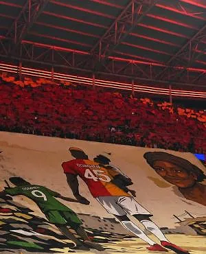 « Nous sommes une famille et la famille, c’est tout » : le magnifique tifo des supporters du Galatasaray pour Osimhen