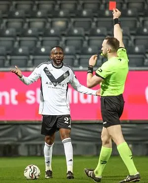 Un but contre son camp et une carte rouge : un ancien du Standard fait sombrer Eupen