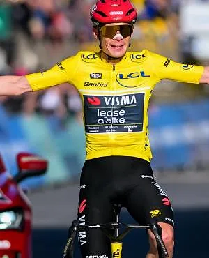 Jonas Vingegaard en rajoute une couche : il s’offre la 5e étape de Paris-Nice en solitaire !