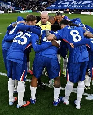 L’image hilarante du jour : quand l’arbitre participe au briefing d’avant match de Chelsea