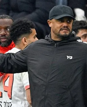 Le Bayern de Kompany avec un gardien de 16 ans titulaire ? Urbig a ressenti une gêne à l’entraînement !