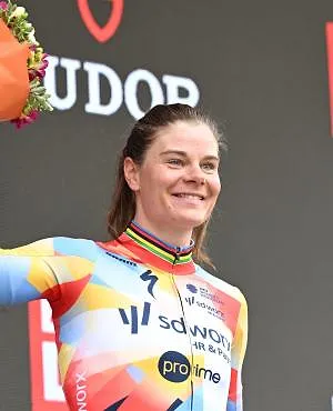 « J’ai lancé mon sprint au moment parfait » : Lotte Kopecky aux anges après sa victoire à Milan-San Remo