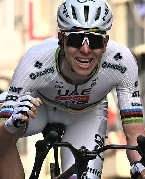 Pogacar s’impose au sprint face à Pidcock et remporte son premier Milan-San Remo, Van Aert 3 ème !