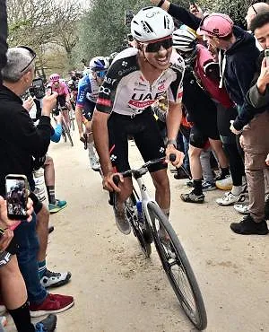 Milan-San Remo : après sa chute, Jan Christen, équipier de Pogacar, souffre d’une fracture de la clavicule