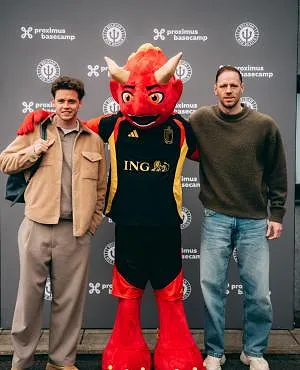Nathan De Cat déposé par sa maman pour sa première : les Diables rouges sont arrivés à Tubize (photos)