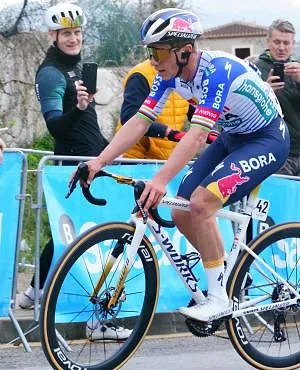 Tombé à cause d’un trou, Evenepoel rassure : « J’ai mal, mais je n’ai heureusement rien de cassé »