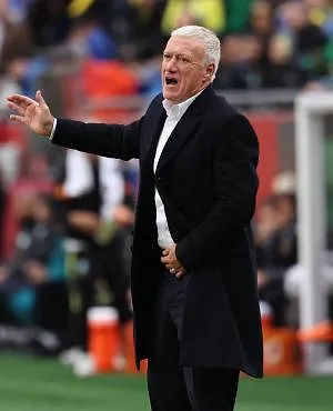 « Les diffuseurs sont contents » : Didier Deschamps pas fan de la pause « fraîcheur » appliquée alors qu’il fait 13 degrés