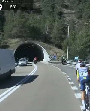 Grosse frayeur au Tour de Catalogne : les voitures passent juste à côté des cyclistes !
