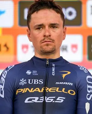 « Probablement des lésions osseuses et ligamentaires » : Pidcock abandonne en Catalogne