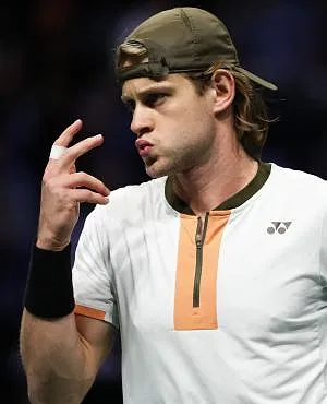 Duo improbable : Zizou Bergs va s’associer à… Jannik Sinner !