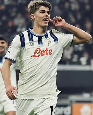 Grâce à deux assists de Charles De Ketelaere, l’Atalanta s’impose à Lecce (0-3) reste au contact dans la course à l’Europe !