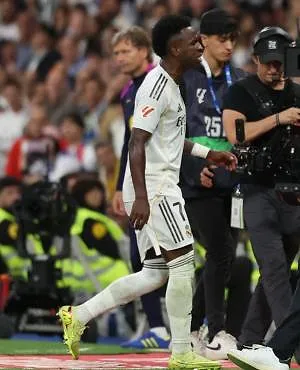 « Je n’ai pas pu créer de liens avec lui » : Vinicius s’exprime sur Xabi Alonso