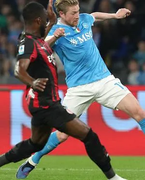 Naples prend le meilleur sur l’AC Milan (1-0) et remonte deuxième de Série A