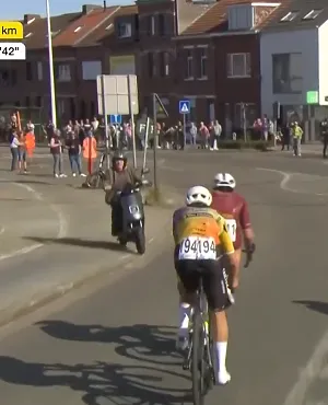 Scène lunaire sur le GP de l’Escaut : un scooter frôle les coureurs